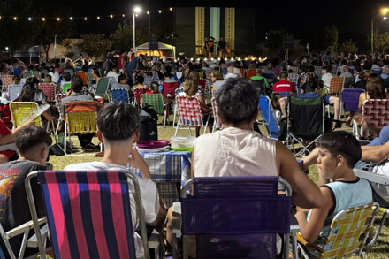 Gente disfrutando de la Peña de la Silleta y la Alpargata en Avellaneda durante una edición anterior, con música folklórica y ambiente festivo al aire libre
