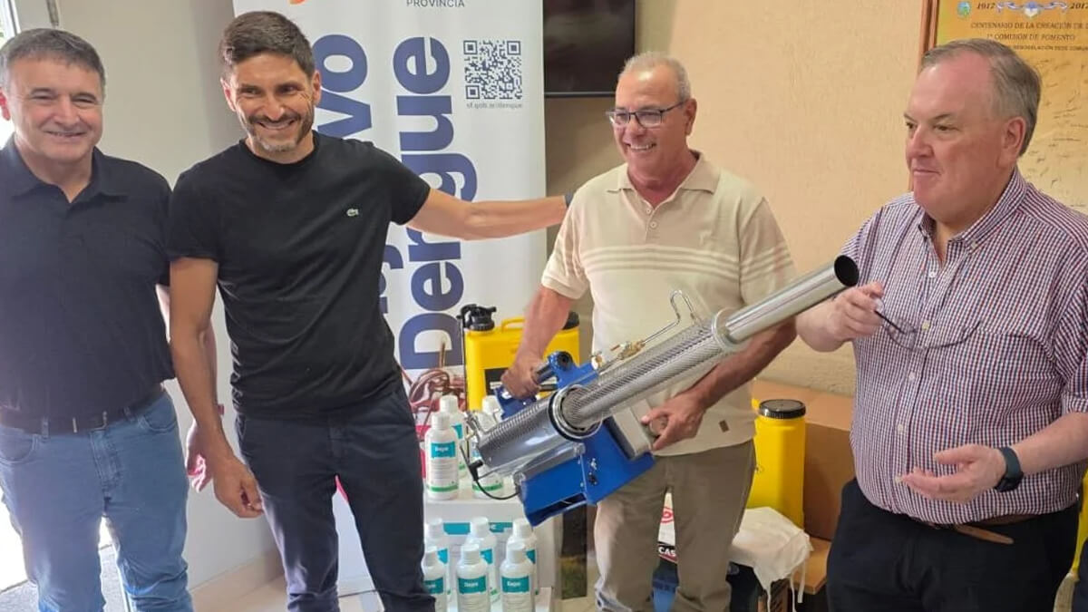 Gobernador Pullaro y senador Michlig entregando elementos para el combate del dengue en Villa Trinidad