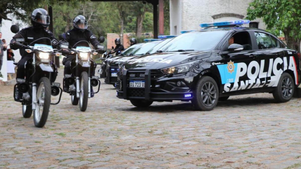 Móviles policiales patrullando la ciudad en el marco del programa M3 de seguridad en Santa Fe