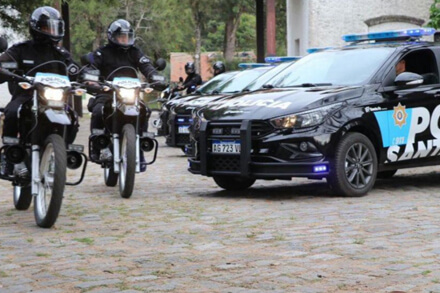 Móviles policiales patrullando la ciudad en el marco del programa M3 de seguridad en Santa Fe