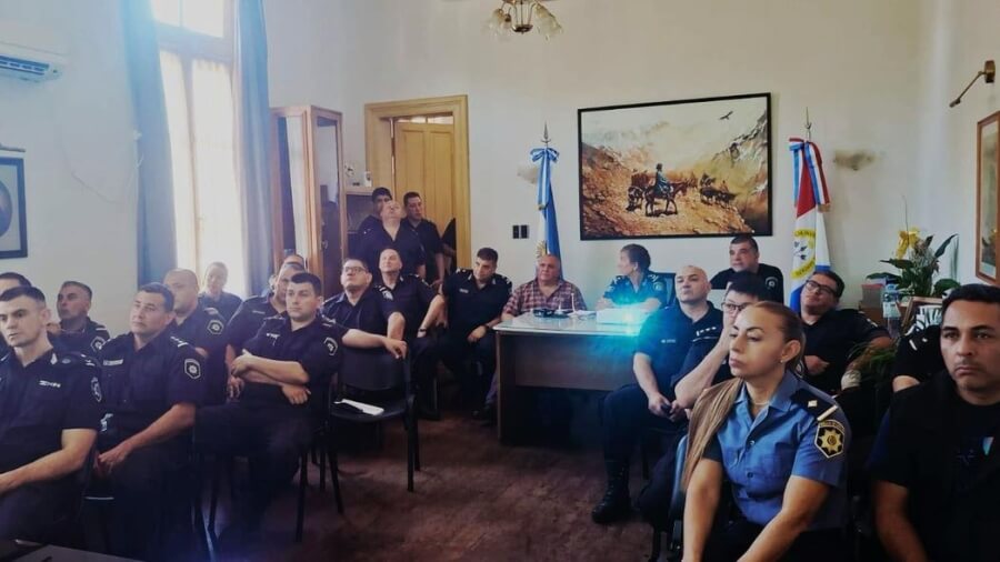 Personal policial de Santa Fe recibiendo capacitación operativa en el marco del programa M3