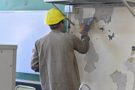 Albañil realizando tareas de refacción en una escuela pública de Santa Fe con fondos FANI del Ministerio de Educación