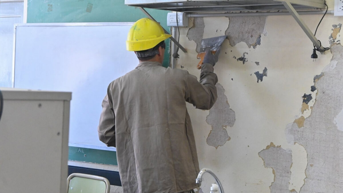 Albañil realizando tareas de refacción en una escuela pública de Santa Fe con fondos FANI del Ministerio de Educación