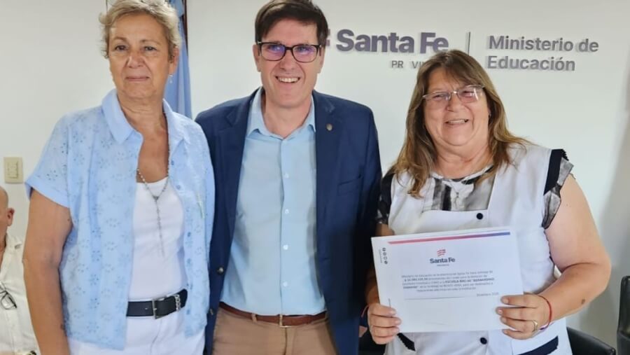 Ministro de Educación José Goity entrega fondos FANI a directivos de una escuela de Santa Fe para mejorar la infraestructura escolar