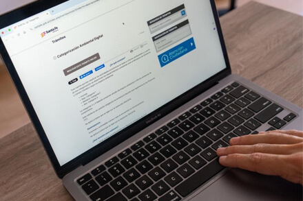 Usuario ingresando desde su notebook al sistema de trámites digitales del Gobierno de Santa Fe para la categorización ambiental de empresas