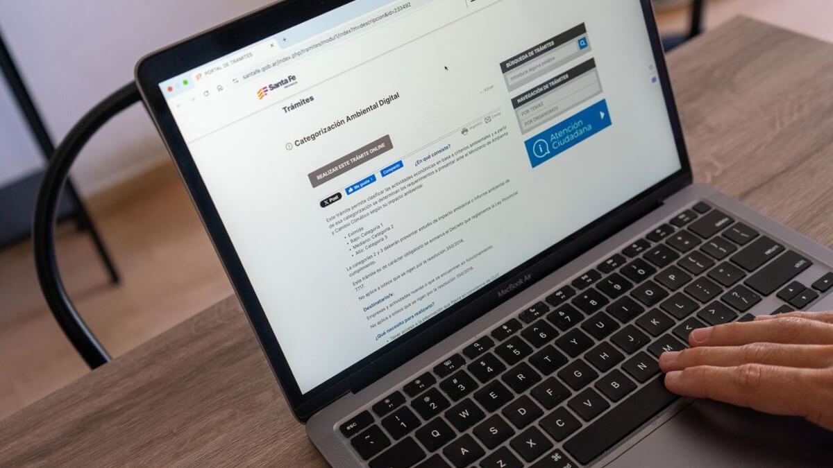 Usuario ingresando desde su notebook al sistema de trámites digitales del Gobierno de Santa Fe para la categorización ambiental de empresas