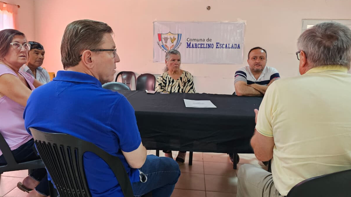 Senador Rodrigo Borla junto a autoridades comunales de Marcelino Escalada durante la firma del convenio para mejorar caminos rurales