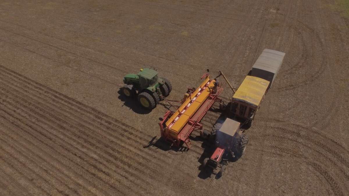 Contratista rural realizando labores en campo agrícola con maquinaria durante jornada de trabajo en Santa Fe