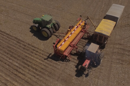 Contratista rural realizando labores en campo agrícola con maquinaria durante jornada de trabajo en Santa Fe