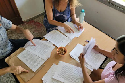 Escritoras del jurado trabajando en la revisión de trabajos en concurso literario anterior, simbolizando el proceso de selección de cuentos y poemas.