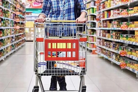 Persona realizando compras en supermercado de Santa Fe afectada por la inflación en alimentos