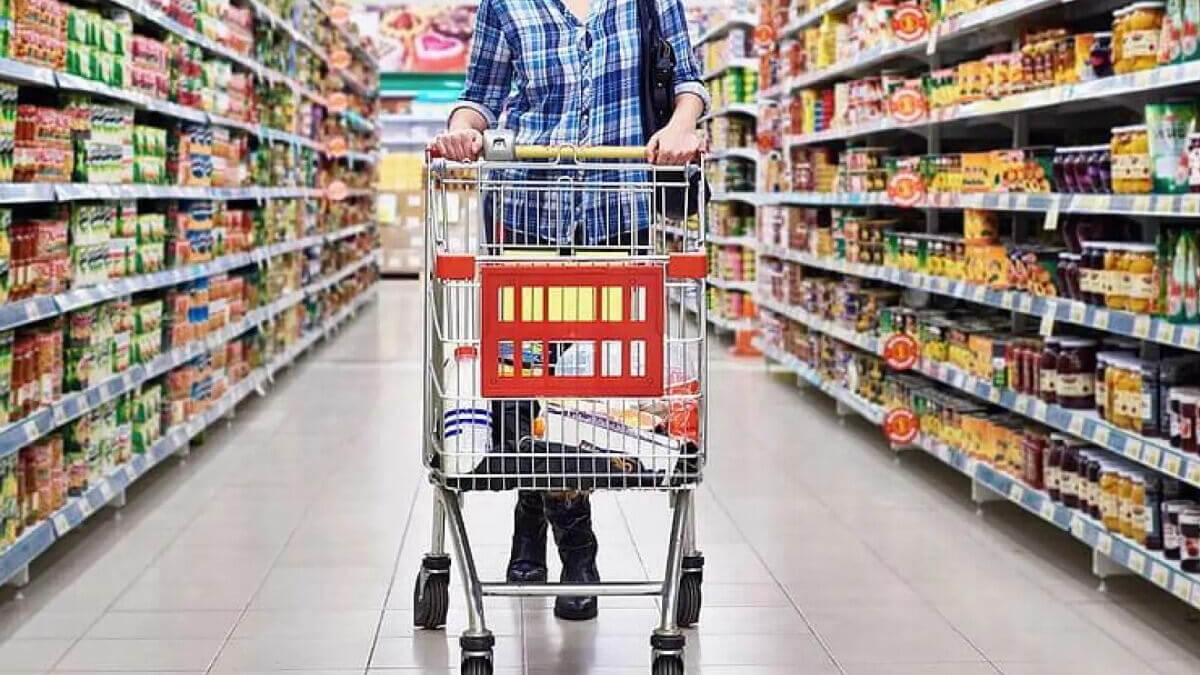 Persona realizando compras en supermercado de Santa Fe afectada por la inflación en alimentos