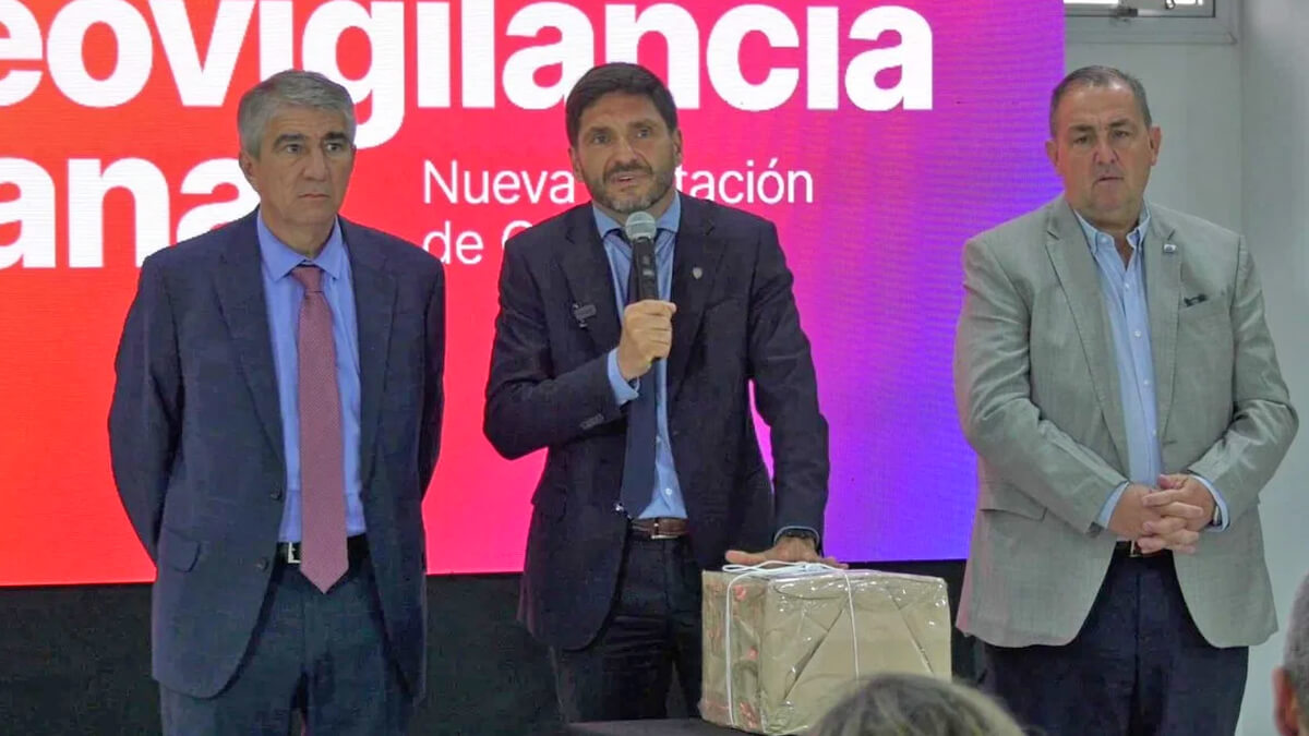 Gobernador Maximiliano Pullaro junto al ministro de Gobierno Fabián Bastia durante la licitación del sistema de seguridad Lince en Santa Fe