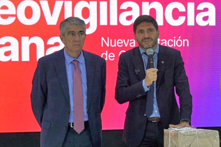Gobernador Maximiliano Pullaro junto al ministro de Gobierno Fabián Bastia durante la licitación del sistema de seguridad Lince en Santa Fe