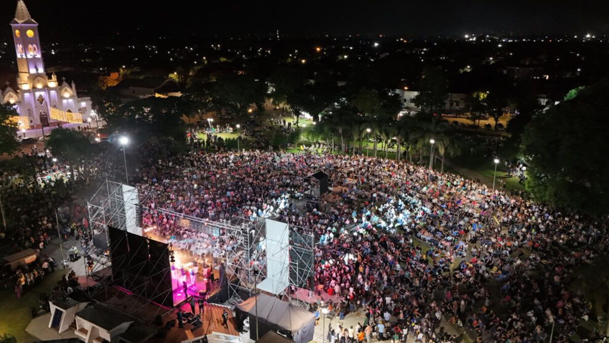 Vista aérea de los festejos por el 147 aniversario de Avellaneda 2025 con el anfiteatro colmado en la plaza central 9 de Julio