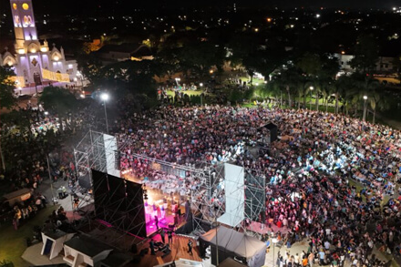 Vista aérea de los festejos por el 147 aniversario de Avellaneda 2025 con el anfiteatro colmado en la plaza central 9 de Julio