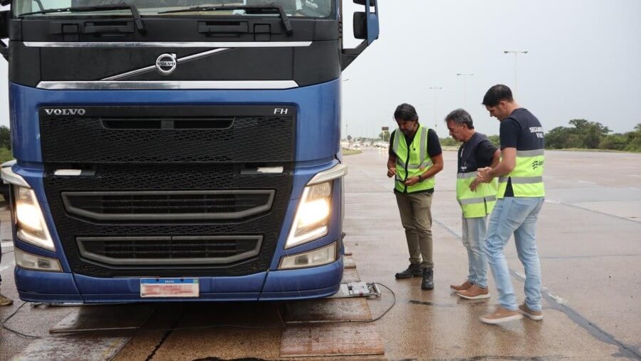 Personal de la Agencia Provincial de Seguridad Vial realizando control de peso a camiones