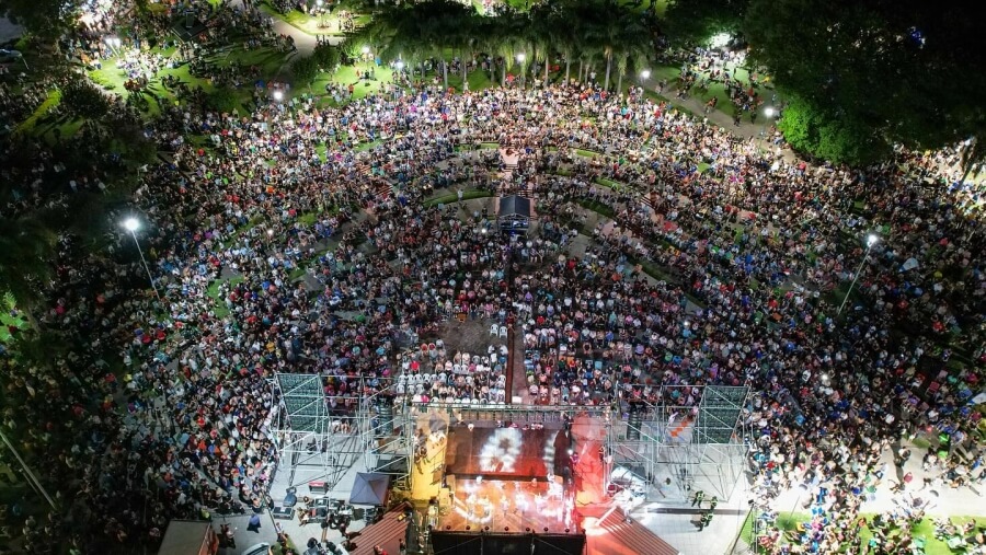 Vista aérea del público reunido en la Plaza 9 de Julio durante los festejos por el aniversario de Avellaneda