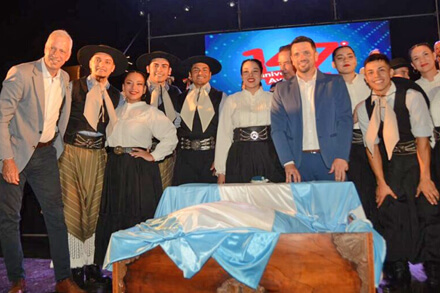 Autoridades municipales y provinciales junto a la bandera nacional en el acto por el 147° aniversario de Avellaneda