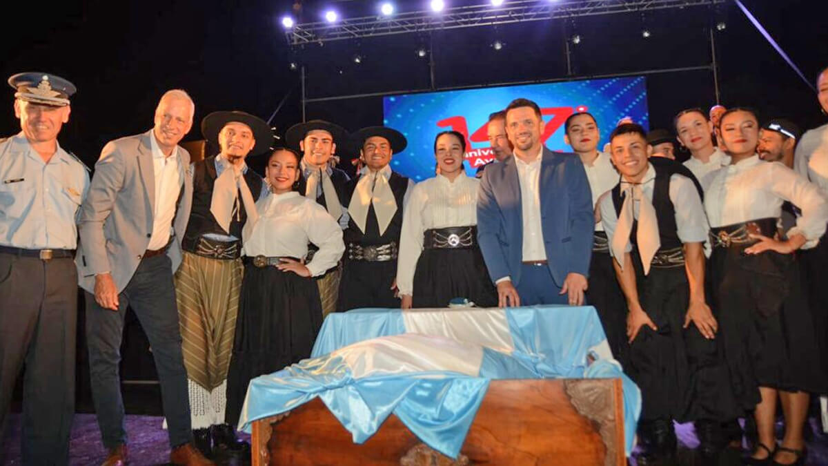 Autoridades municipales y provinciales junto a la bandera nacional en el acto por el 147° aniversario de Avellaneda