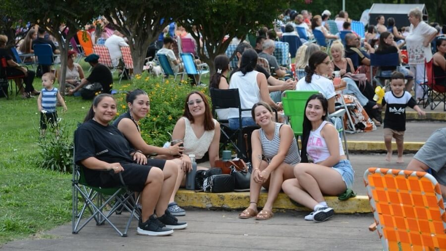La juventud y la familia estuvo desde temprano disfrutando la fiesta en la plaza central de Avellaneda