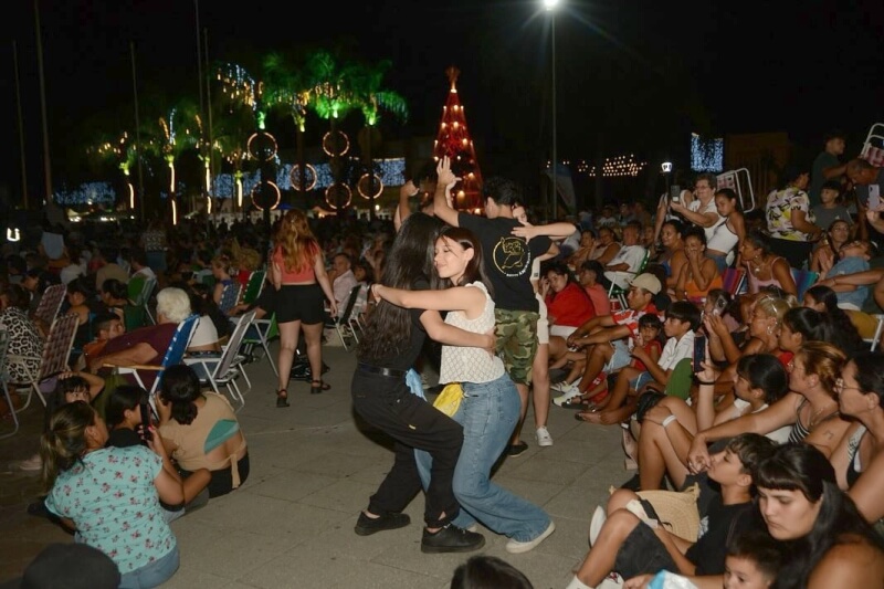 Los vecions disfrutando de la fiesta en la Plaza 9 de Julio en los festejos del 147 aniversario de Avellaneda