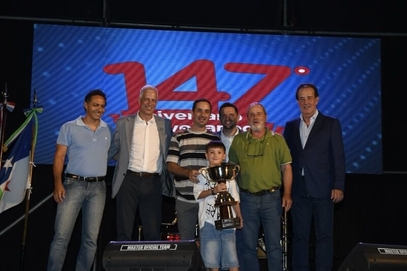 Entrega de uno de los trofeos a los ganadores de activiades realizadas en el marco del aniversario de la ciudad