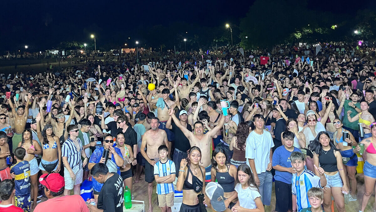 Juventud disfrutando del Sunset en la playa de Romang durante el fin de semana cultural