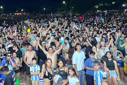 Juventud disfrutando del Sunset en la playa de Romang durante el fin de semana cultural