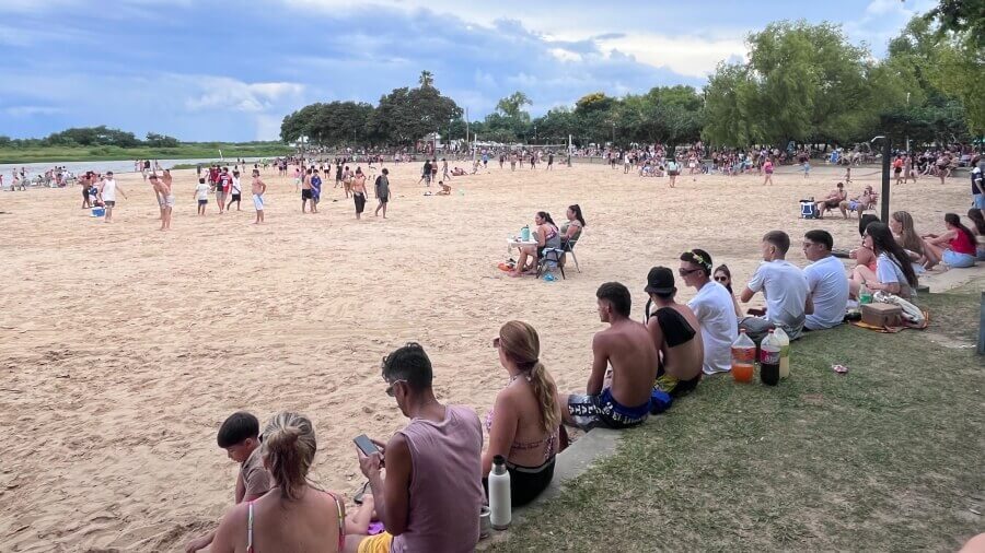 Personas disfrutan de la playa de Romang durante el domingo de actividades culturales