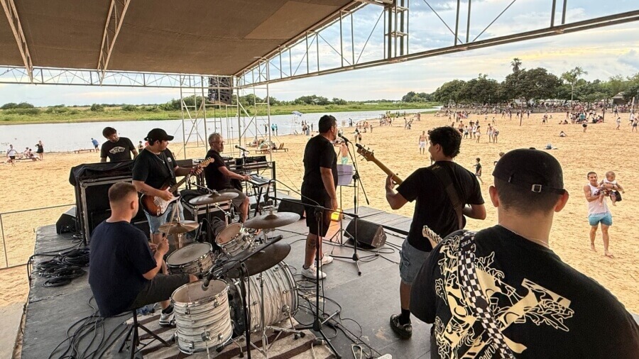 Fiesta del domingo en la playa de Romang con música y público