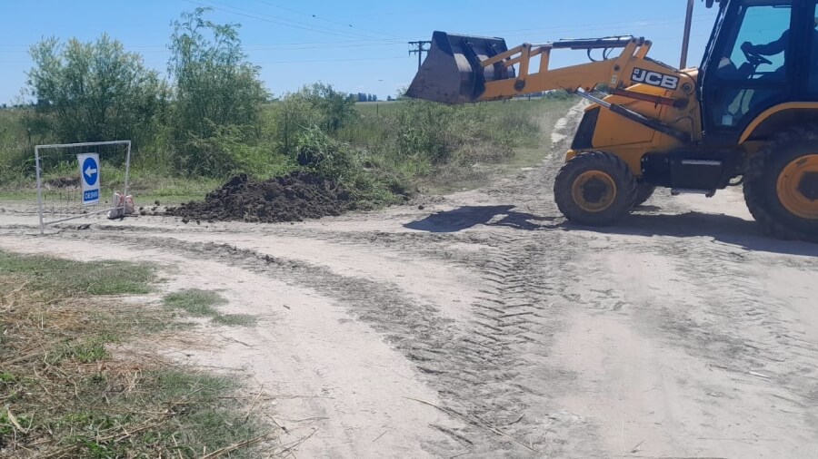 Maquinaria trabajando en la traza del Camino Rural N.º 18 en Villa Ocampo