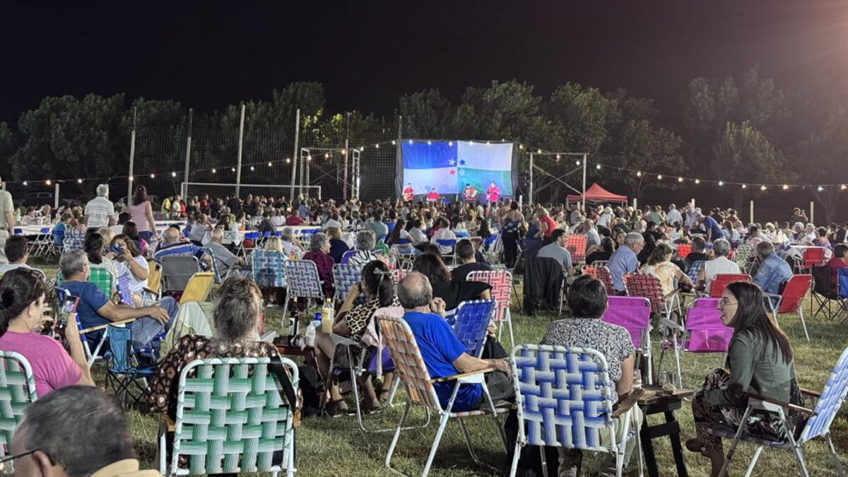 Gran Baile de Campo en Avellaneda con gran participación de público, música en vivo y parejas bailando durante una edición anterior del evento