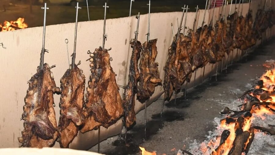 Asada a la estaca, en el tradicional Baile de Campo que organiza el Club Mandiyú en Avellaneda