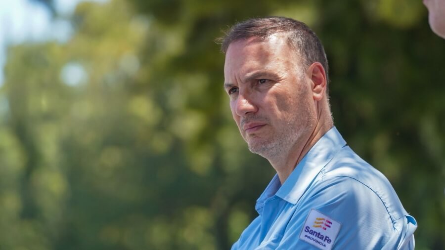 Ministro Lisandro Enrico supervisando obra de repavimentación en Santa Fe