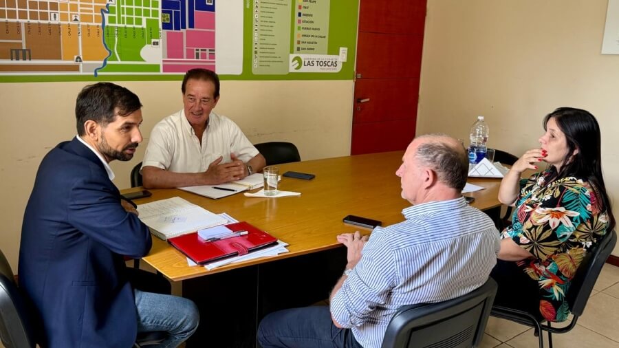 Orfilio Marcón y Iván Sánchez durante la reunión institucional junto a miembros del equipo municipal