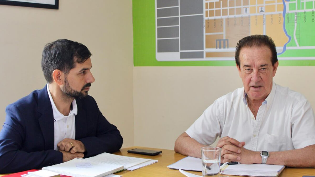 El intendente Iván Sánchez reunido con el senador Orfilio Marcón en la Municipalidad de Las Toscas