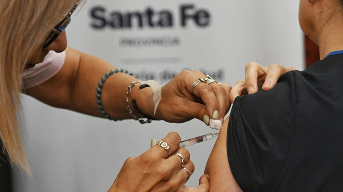 Aplicación de vacuna antigripal en adultos y niños en Santa Fe