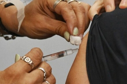 Aplicación de vacuna antigripal en adultos y niños en Santa Fe