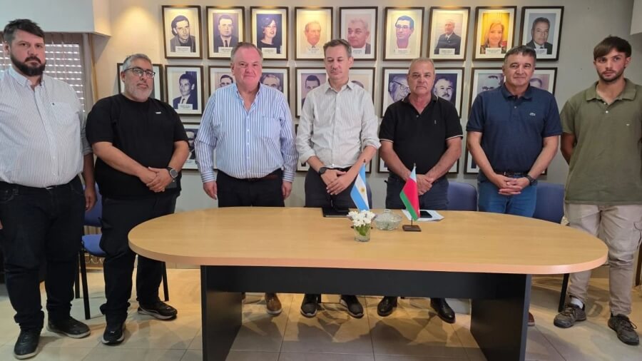 Autoridades provinciales y comunales durante el anuncio de inversiones para el sistema de agua potable de Villa Trinidad