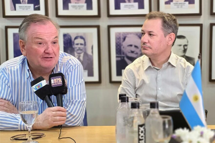 Conferencia de prensa encabezada por el senador Felipe Michlig durante el anuncio de la obra de agua potable en Villa Trinidad