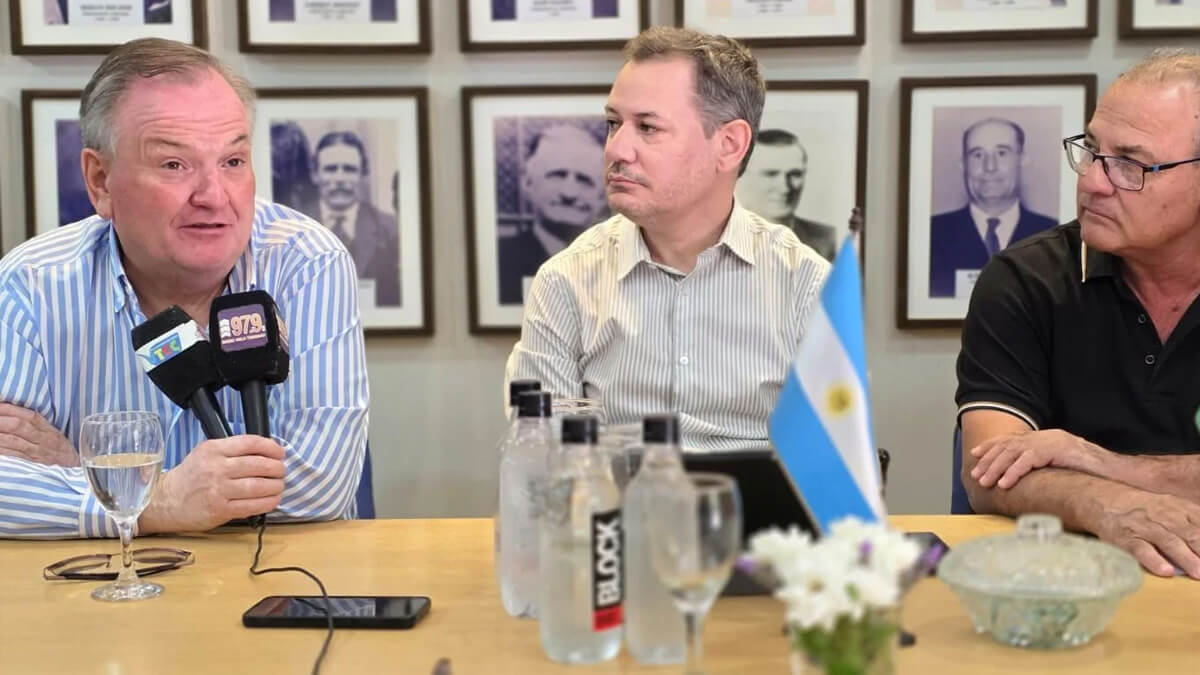 Conferencia de prensa encabezada por el senador Felipe Michlig durante el anuncio de la obra de agua potable en Villa Trinidad