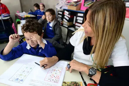 Maestro santafesino dando clases en una escuela pública durante la jornada educativa