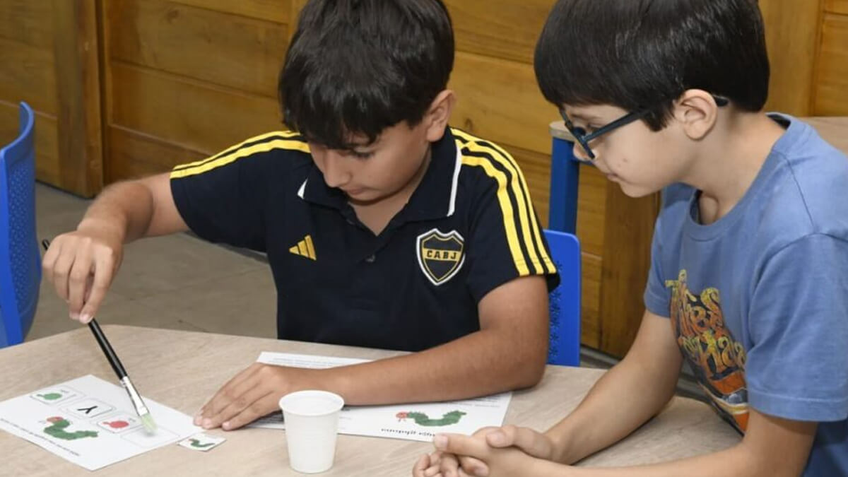Niños participan de cursos de verano en el Centro de Innovación de Avellaneda con actividades STEAM