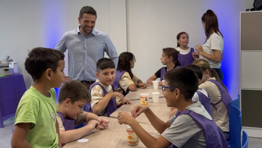 Grupo de chicos participa en actividades educativas en el Centro de Innovación de Avellaneda junto al intendente Gonzalo Braidot y una instructora durante los cursos de verano