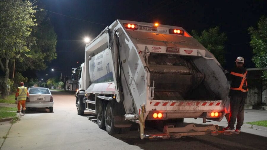 Camión basurero municipal realiza recolección domiciliaria de residuos en un barrio de Avellaneda