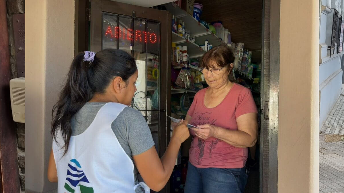 Promotores municipales entregan el cronograma anual de recolección de ramas y cacharros en barrios de Avellaneda