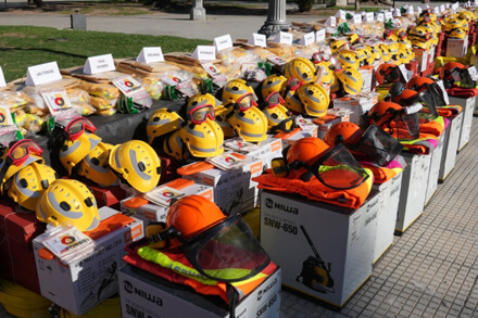 Pullaro dirigiendo la palabra durante la entrega de equipamiento a Bomberos Voluntarios de Santa Fe
