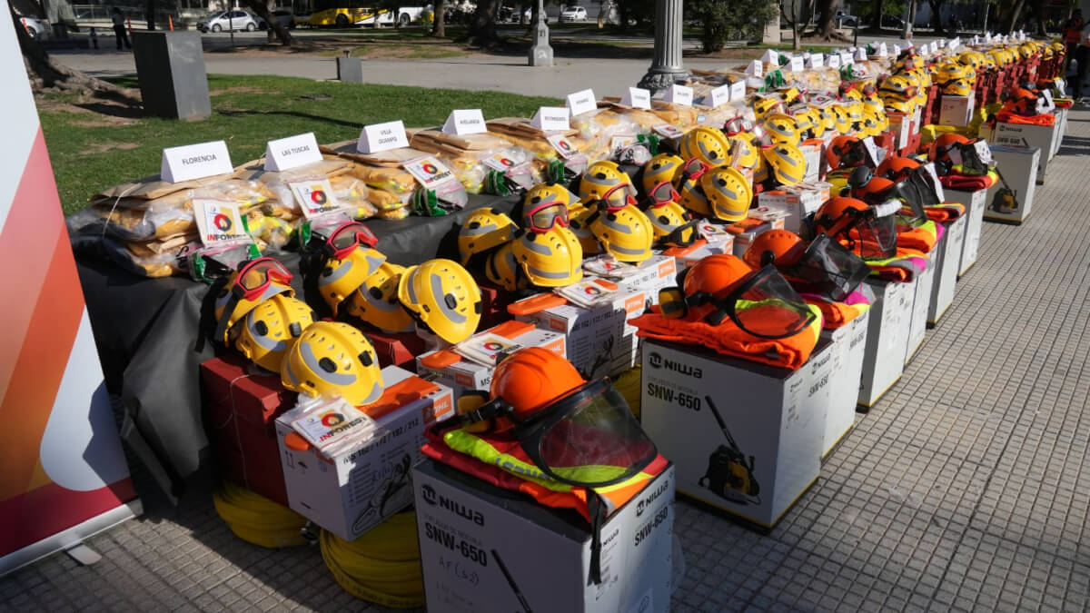 Pullaro dirigiendo la palabra durante la entrega de equipamiento a Bomberos Voluntarios de Santa Fe