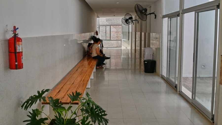 Pasillo de espera del Centro de Salud de Malabrigo con vecinos aguardando atención